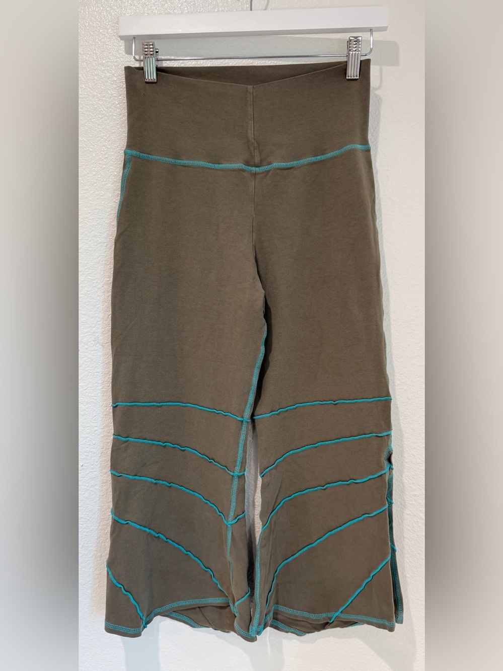 Leom Designs Seaweed Contrast Stitch Split Hem Cropped Yoga Pants Olive Green M